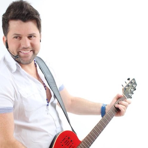Cantor, Músico e compositor, criei o twitter para ficar mais perto dos nossos fãs e para contar um pouco do meu dia a dia, espero que gostem, abraços