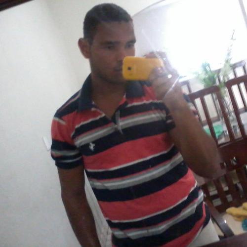 Sou um cara calmo, que adora se divertir e jogar futebol,tenho grandes sonhos que quero realizar com o passar do tempo.