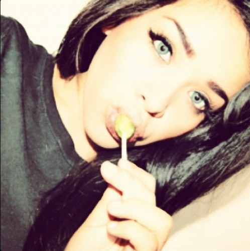 I don't know what to put as my bio on here lol.. #mahomie #arianator :)