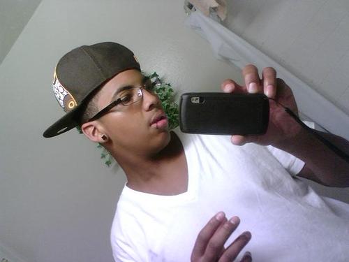 hello.. im 20 years old, im 6'1  i go to school ima UPS man, i keep my body in shape/ plus im tatted sooo tweet me :)