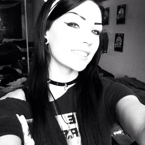 Kiss my eyes and lay me to sleep. -Single. Bisexual.-