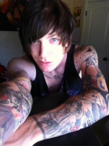 So I'm Grae, 19, inked, I like music n stuff. That's pretty much it, hmu :P