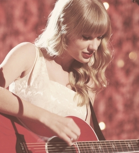 i love taylor swift no matter what other says im forever swifty, i will support her till forever :))