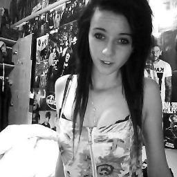Hi my names Bree, I love Of Mice & Men and hardcore music. If you're bothered, my instagram is breehateshartley ~ c: