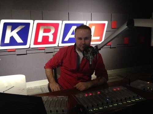 KRAL FM program yapımcısı.