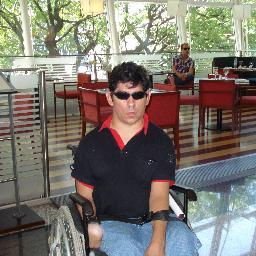 Hola, soy Walo! Y tengo una discapacidad del 90% de movimiento, y escribo con la boca, soy muy romántico y alegre!!! Soy lo que soy!!!!