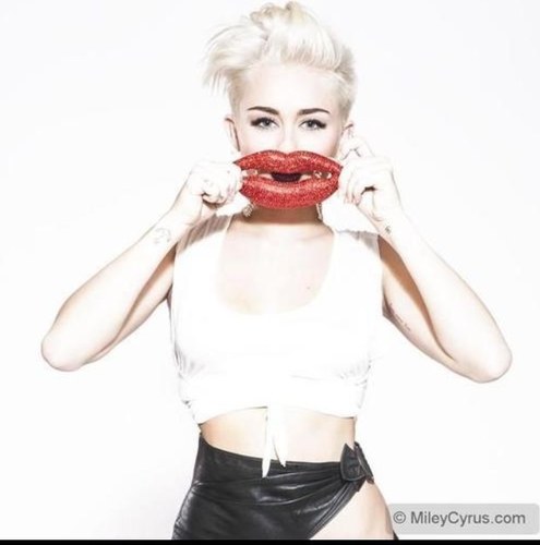 this page is for showing @mileycyrus how much we love her!come on smilers let's give her some love :) RADIATE LOVE