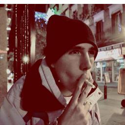 Estudiante de la UCM y fiel seguidor del RMCF. Quiero ser rico.Amante de la musica, banda sonora de mis pensamientos.Daria todo lo que se por todo lo que ignoro