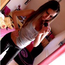 Regi_Biaa's profile picture. Nevem...Ha nem látnád, ott wan fent....Hol lakok?Otthon..Azon belül? 
Házban.És hol van az a ház?Pont a szomszéd mellett:P