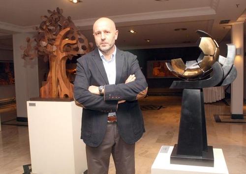 Escultor navarro.
 Exfutbolista del Athletic Club de Bilbao, C.A. Osasuna y C.D. Logroñes.