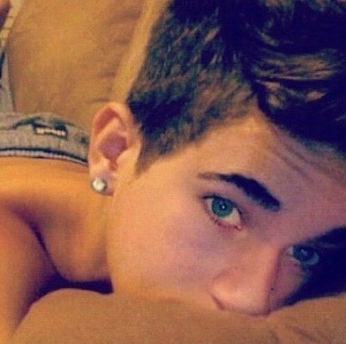 Hey , i m Josh! im 17years old x i m firendly! i love boobs x tweet about nothing! x  #Teamfollowback