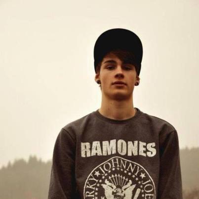 Uno de los chicos guapos.Cogí mi foto en tumblr.Amo copiar tuits,fan de @dimemister , que va implícito.Os quiero a todas menos si eres fea, pero no lo digo. :)