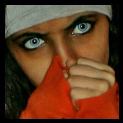 #السمراء_ حينَ تعقد حاجبيها تزيد ملامحها فتنه .كَ نفسي..