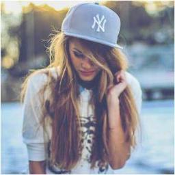 JMisteriosa's profile picture. “Estou namorando a vida, casei com a felicidade, sou amante da alegria, divorciado da tristeza e de vez em quando dou uns pega na loucura.”