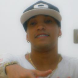 Fooco , Força e Fé ' 
sempre correndo atraz da Felicidade :) , 
Movido pela Music 
' ' e ta aai tbm ( http://t.co/3Sqh4uZZ )