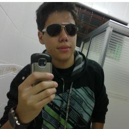 Sou o som, sou a cor e o suor 
A dose mais forte e lenta
De uma gente que rí
Quando deve chorar
E não vive, apenas aguenta