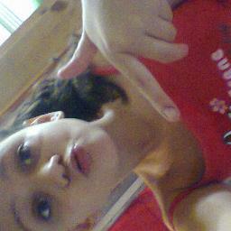 ∞Adoro chooc,amoo skate, adooro roock e fuunk , e muuito mais sou legal mais as vezes chata ! sou caara (: a rainha que usá boné aba reta  ∞