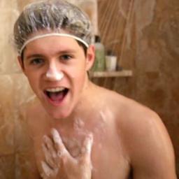 Sou uma linda potato do Niall,Uma carrot do Louis,Uma cupcake do Harry,Uma espelhinha do Zayn e Um chocolate do Liam!I LOVE ONE DIRECTION 4EVER!!!!!!