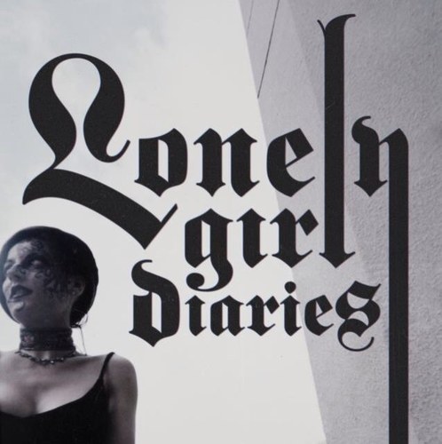 Casey Niccoli, 90's muse, family girl, artist, turtle lover, forgiver, is writing her memoir. Sex, drugs and true love. xox ://Lonelygirldiaries.tumblr.com