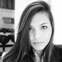 Indecisa quanto ao futuro, apaixonada por tudo que é belo, cativante e fora do comum. Queria ter um unicórnio, amo cupcakes e sou desprovida de talentos.