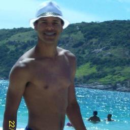 aquariano, se amarra num pagode, apaixonado no seu pai, torcedor do CR VASCO DA GAMA, goleiro e dono do Petrópolis On e Militar do Exército Brasileiro!