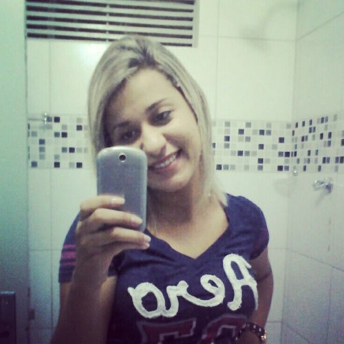 Aquariana , Solteira , Super conversadeira ou não ,  cheia de manias, fresca, chata  As vezes nem sou , Ás vezes tímida, louca, atirada, ou não. é eu sou assim!