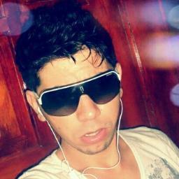 Idade:18 anos.
Relacionamento: Solteiro.
Ritmo preferido: Rock.
Facebook: http://t.co/8hv3Hbhs6n