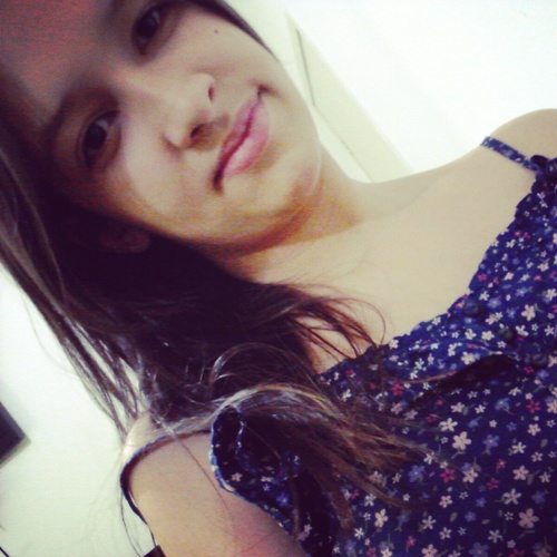 Ah eu sou uma pessoa legal gosto de fazer novas amizades,sou feliz,doida e amo demais meu amigos ! Basicamente essa sou eu  ;D