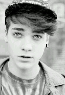 Verscoholic's profile picture. Una vez todos estuvieron a mis pies, pero nadie vive del pasado.