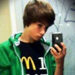 Hoola! Mi Nombre es Carlos Y soi  #Belieber boy, & #Directioner boy ..soy Skate :$ ❤ ❤ Byee....∞