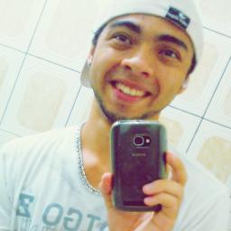 O fantástico da vida é estar com alguém que sabe fazer de um pequeno instante um grande momento...