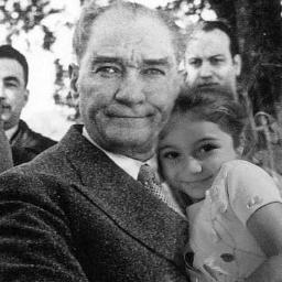 Ali İhsan'ın annesi,Atatürk'e Cumhuriyetin kuruluş ilkelerine  @TheRedHack'e GÖNÜLDEN bağlı,çevreci,ilerici,özgür ve özgürlükçü.. Mücadeleci, neşeli ,duygusal..