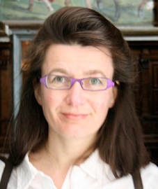 Plasticienne et photographe, Marie-Claire Raoul vit et travaille à Brest. Sa pratique questionne le rapport entre images, mémoire et identité.
