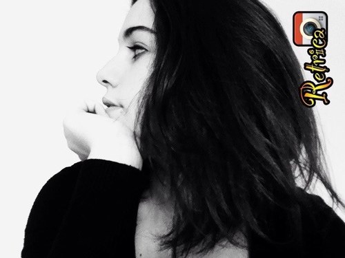 Sono quel tipo di ragazza che quando poggia i piedi a terra la mattina appena si sveglia fa dire al diavolo:merda, è sveglia.