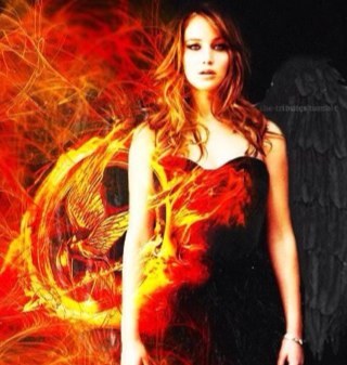 Un día Katniss hizo una orgía con Peeta, Gale y Finnick, y el resultado somos nosotras, unas gemelas de 14 años de ojos verde mar, rubias y de piel aceitunada.