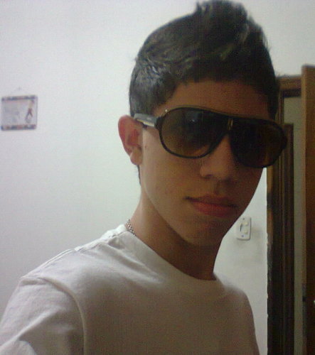 Sou escritor, poeta romantico, musico e adorador...