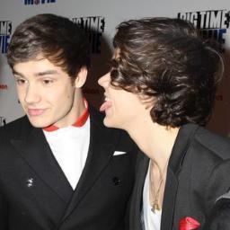 love one direction 
dutch directioner ^^