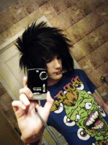 I'm Mason... I can be very strange and random... and I get confused a lot... 17/ gay/ single because I have no idea who to trust anymore.