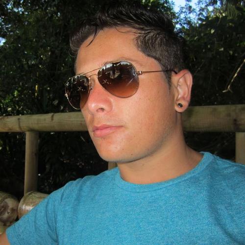 Estudiante de Ingeniería Industrial, amante y defensor de los animales, luchador de sueños y obsesionado con los libros y la música