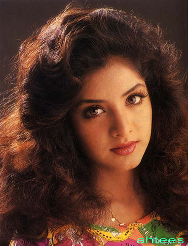 Forgot my password of my old account @DivyaBhartiFan1 & I just love Divya Bharti & Shahrukh Khan.