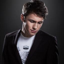 Born in Nuneaton, raised in Cleethorpes, living in Windsor Singer/Songwriter @District3music XFactor 2012 YT: http://t.co/IX5SFIafMB  FB: http://t.co/NQy1rUlIyW