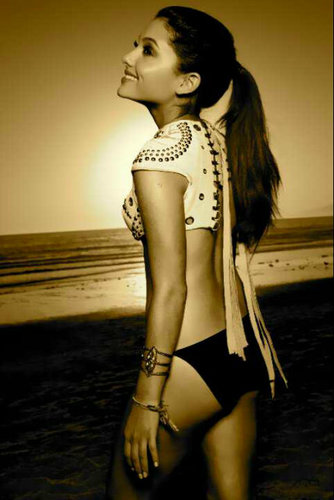 Ilovearianagrande♥ she is perfect love her so much want a follow♥ follow me&ill follow back♥