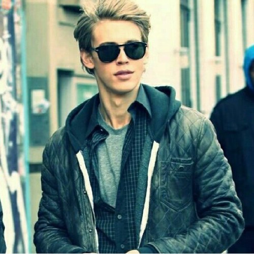 SamHaydenEPA's profile picture. Idk man I just got a thing for chapstick.
||Life re-spawner and healer||