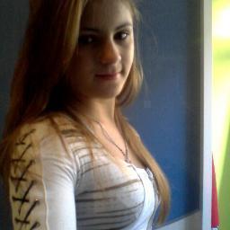 eu sou jacqueline uma menina alegre,animada,legal e muito carinhosa
