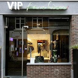 Centraal gelegen in de Schoenmakersstraat in het centrum van Roermond vindt u onze exclusieve herenzaak Vip Fashion Roermond.
