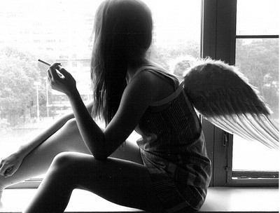 Soy un ángel, Marla me traicionó y me desterró a Gorlian. En Gorlian me conocían como Ahriel Alas Rotas. Conseguí escapar de allí. Amo a Bran y a mi hijo Zor.