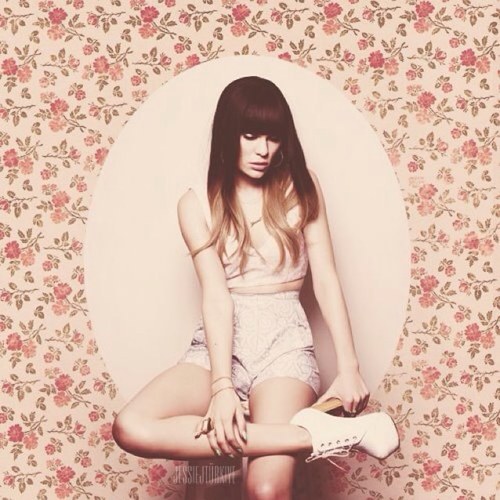 Essaye de me suivre! Nous sommes déja en retard pour le thé chez le Chapelier Fou! Ah! Et, Joyeux non anniversaire a tous!