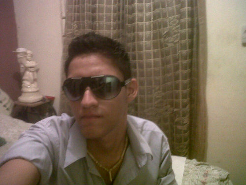 Estudio la universidad, trabajo en pemex soy Alegre, amo el futbol, soy catolico,music: w &y, arrolladora