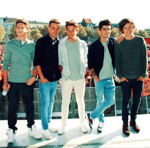 Toutes les infos sur @onedirection ! ♥ #Directioners #Team1D xx
Si vous prenez quelques chose dans mes tweets merci de crediter.