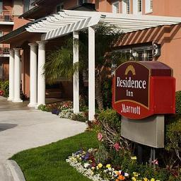 The Residence Inn by Marriott is the only hotel in Santa Clarita with a full kitchen and living room.  We offer studio, one and two bedroom suites.